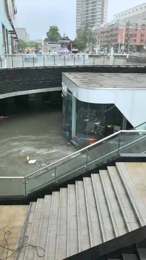 新车直接泡水 这小鹏店以后估计打算换位置了