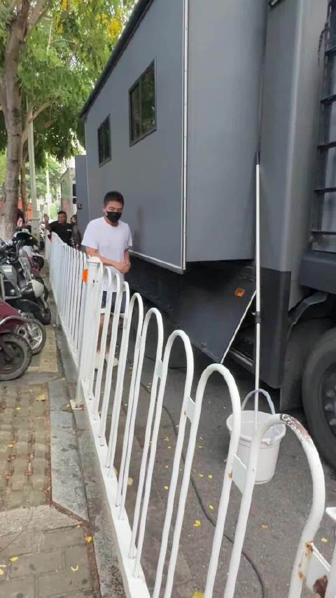 在路边遇到飞奔下班的豪哥