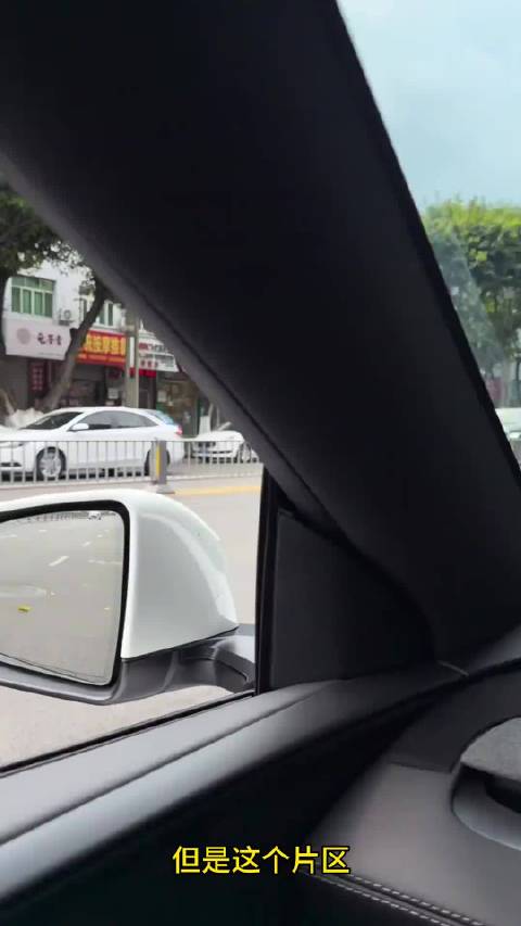 崇州车主测试特斯拉FSD，窄巷反光镜距墙5-6厘米通过