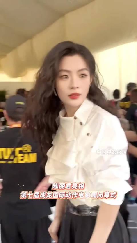 儒意慧眼识珠、捡了个大宝贝刺穿银幕的阿育娅