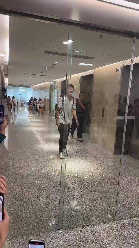 峰学蔚来002号武亮出院，同事排队迎接，他瘦了却笑着说“终于回家”！