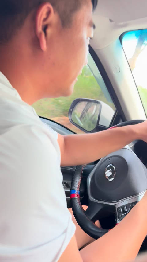 皮卡车当坦克开 能翻山能越岭 没路都能开辟一条路出来