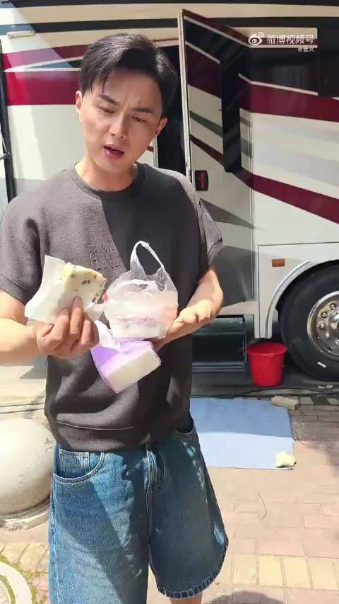 叶祖新买常州特产送粉丝，开玩笑让爸爸多种玉米