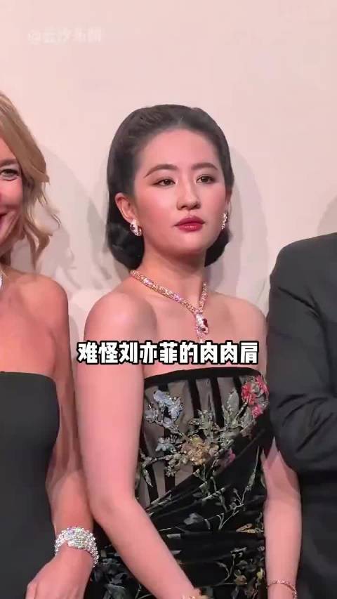 看着刘亦菲肩背宽厚，她为什么从不刻意消减斜方肌？