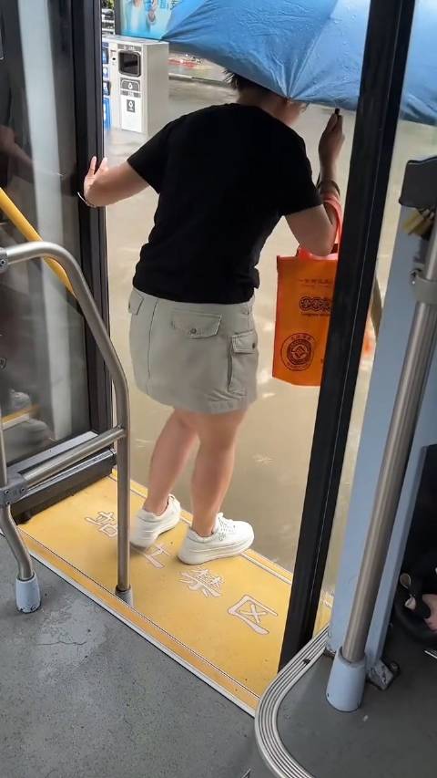 司机师傅：下一站——海底总动员，你确定下一站下吗？