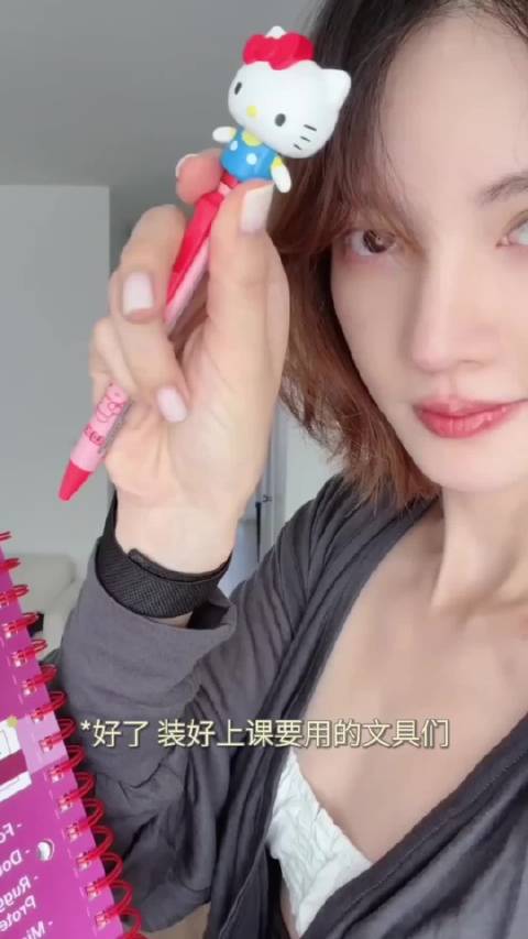 金晨边吃边学英语，鼻上贴创可贴皮肤白皙