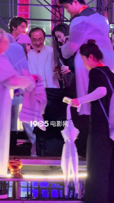 成龙拥抱祝贺陈丽君