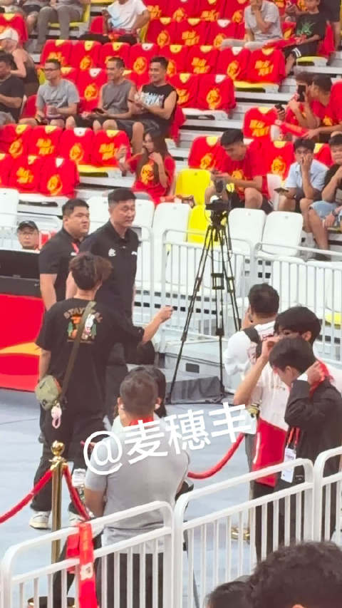 广东省篮协会长杜锋今天也到场观赛