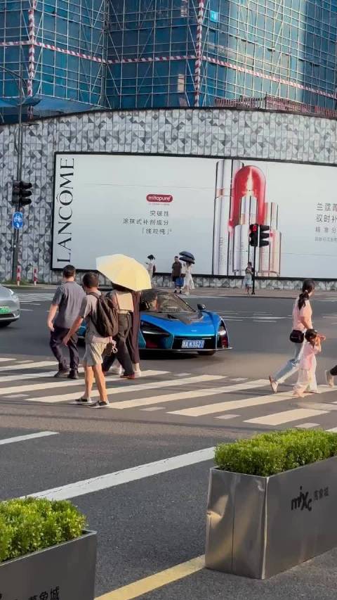 顶级超跑迈凯伦塞纳，杭州万象城门口礼让行人