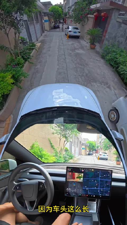 特斯拉FSD窄路遇来车，零点几秒倒车让行