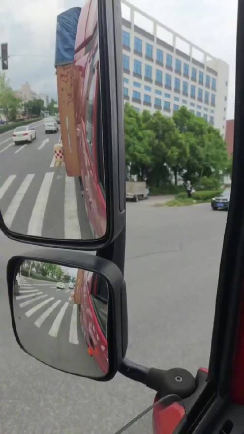 敢在大货车盲区停着，胆子真大…..