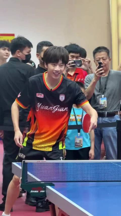 现场看林高远打乒乓球 笑眯眯！