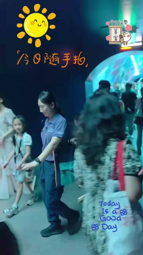 郭富城一家五口去海洋馆玩，方媛抱着三宝拍全家福，小女儿好漂亮！