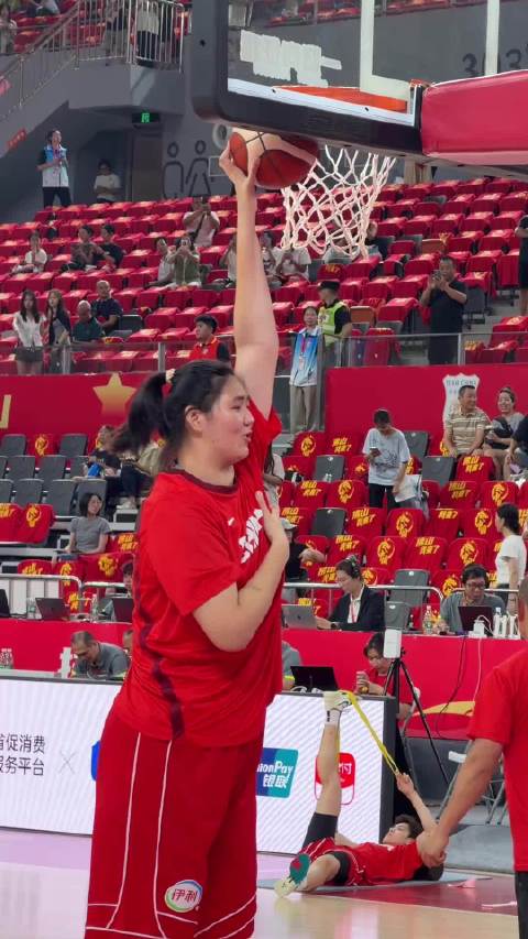 张子宇这样热身 对她来说轻而易举 女篮比赛