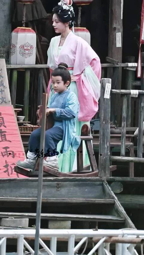 不愧是演过幼师的人，带小孩简直手拿把掐