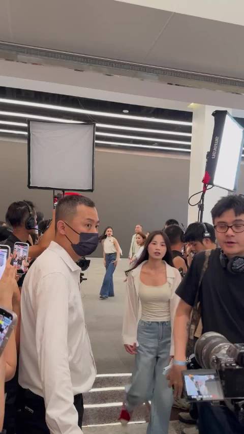 张婧仪空降比亚迪活动，面对粉丝女神害羞了