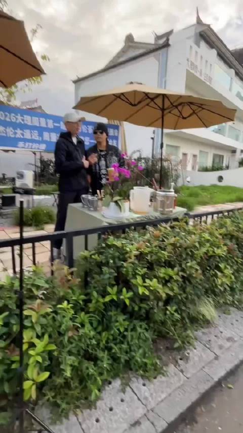 大理一男子因撞脸周杰伦走红的柠檬茶摊主“茶伦”