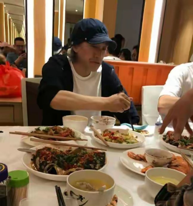 周星驰与刘嘉玲在专访中聊了哪些趣事？