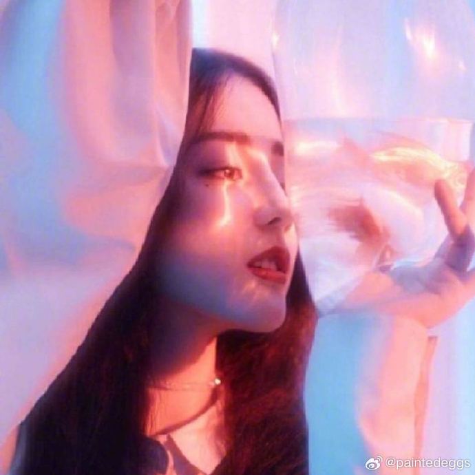 网友为何集中考古迪丽热巴和王一博的旧广告？