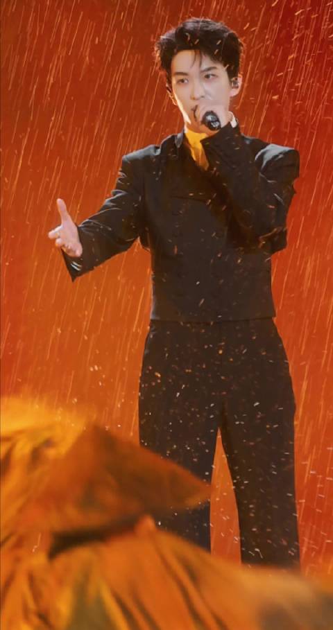 260813 成龙国际电影周闭幕式 管他风雨多大 我自屹立不倒