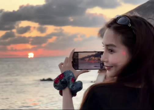 回眸一笑百媚生.
