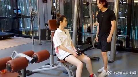 我家小两口：戚薇健身找“最帅气”的动作，李承铉反驳演技爆棚！