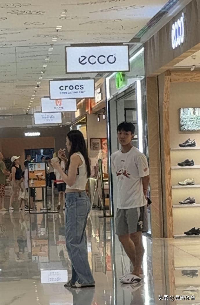 广东队新消息！徐杰陪女友逛街 王少杰确定回归北控 胡明轩今晚首发