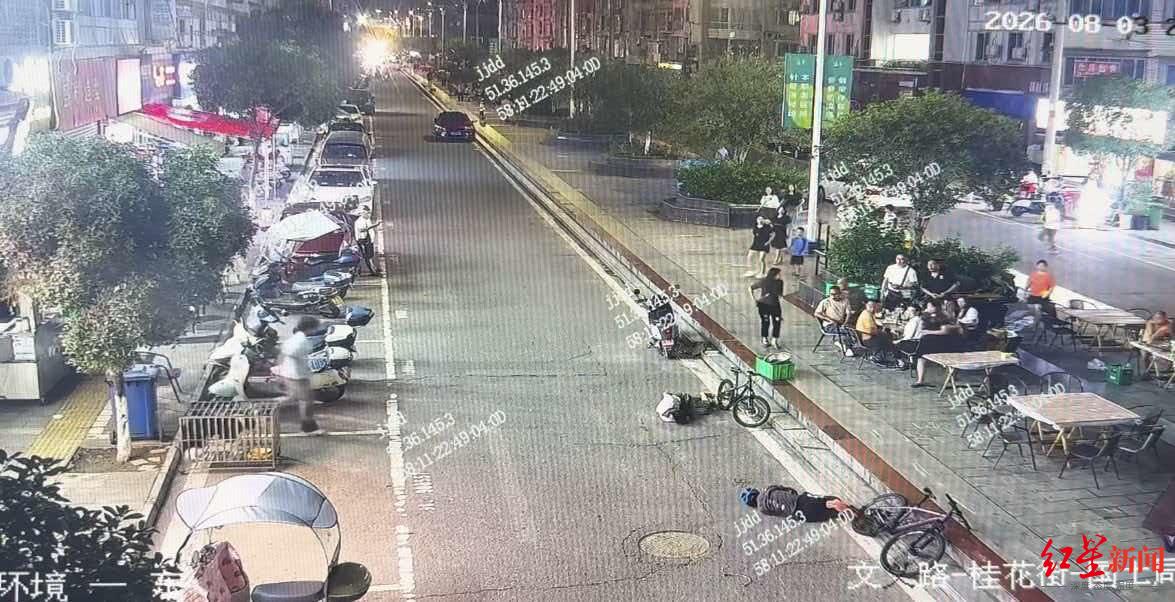 12岁男孩夜晚驾摩托与一行人发生刮碰，双双受伤 警方：男孩负主责，行人负次责