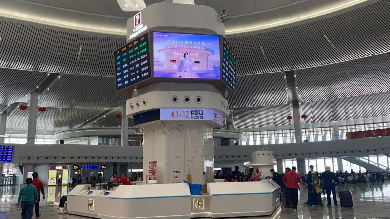 国民出行路上的家居美学，凯度杨幂海报亮相各大机场高铁站，重新定义现代厨房
