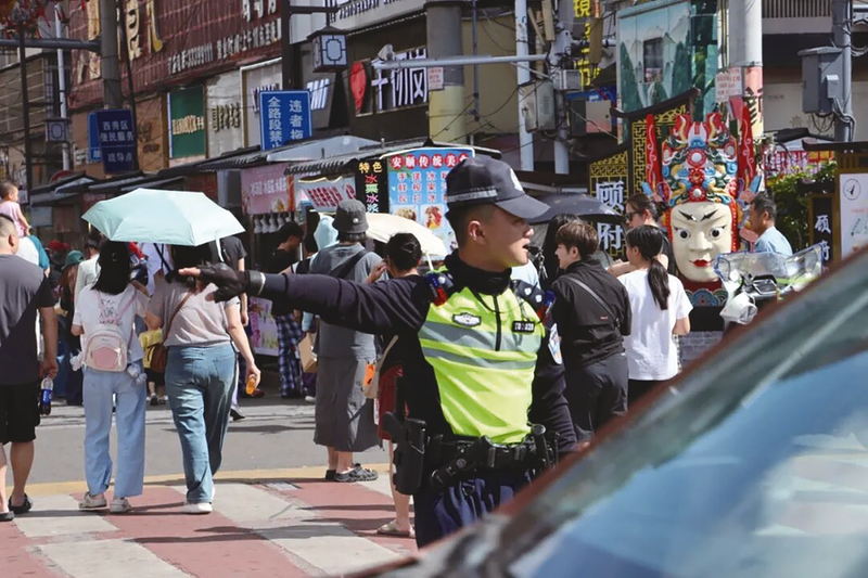 “荧光绿”全程“陪”你嗨——贵州公安交警护航夏季文旅热潮纪实 “荧光绿”全程“陪”你嗨——贵州公安交警护航夏季文旅热潮纪实