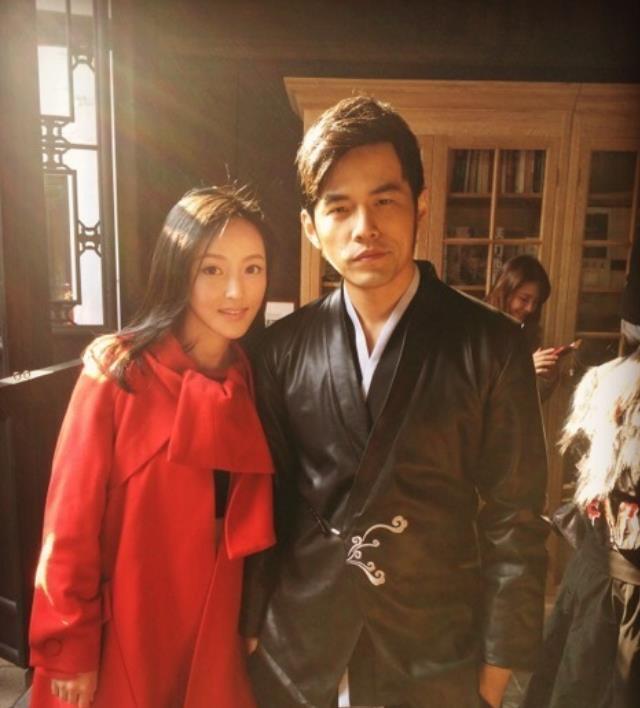 狗仔硬刚周杰伦MV女孩：你直接告就行OK？用得着你给其他事做否认的动作！