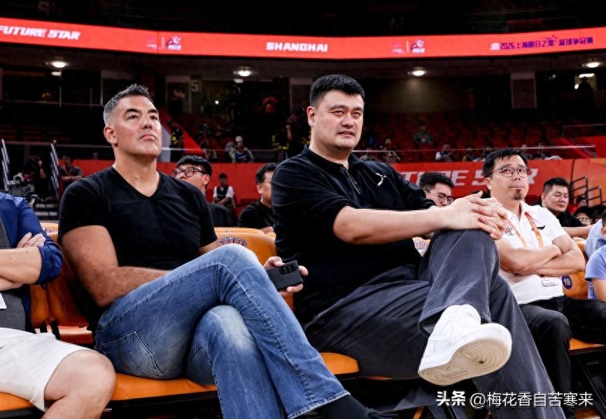 15岁小将炸筐！中国U18憾负西班牙，姚明斯科拉场边亮剑