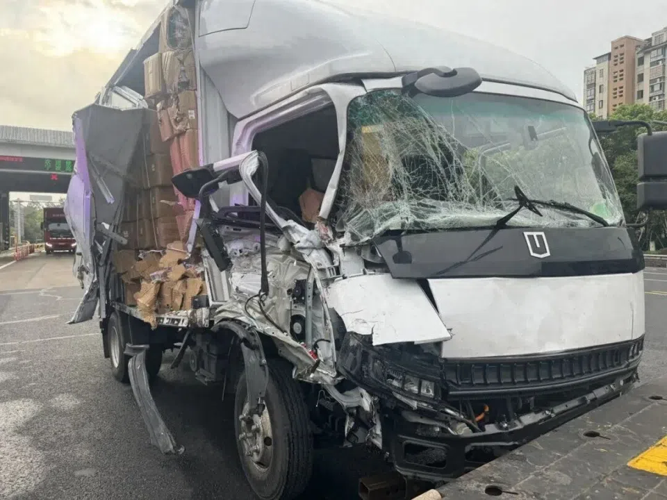 杭甬高速余姚段一货车突然跑偏，压过一排隔离桩后撞上半挂车