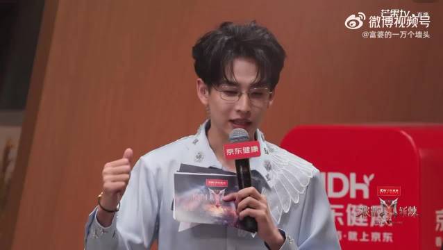 齐思钧沈梦辰披哥直播遇VCR出错，临场反应救场