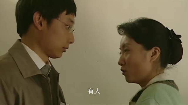 血色浪漫：下雨天忘拿伞被吐槽，结果傻劲十足引争议