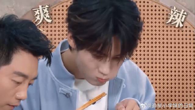 这简直太香了吧，张真源一口毛肚下肚：还是那个味，绝了丨奔跑吧