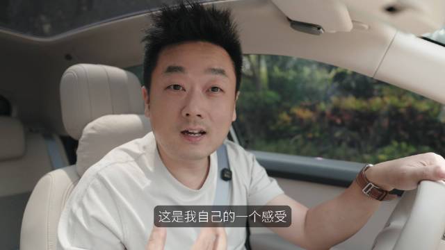 萤火虫窄巷掉头，两个半车道轻松一把过
