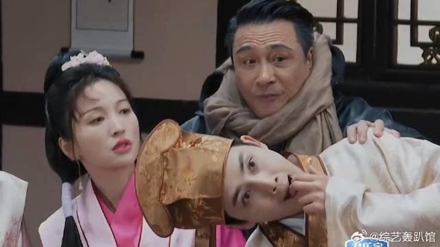 吴镇宇当导演解释不清 直接上手推，张睿演完这场得落枕了！