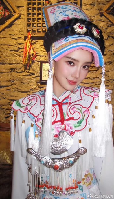 Angelababy羌族服饰造型的拍摄花絮