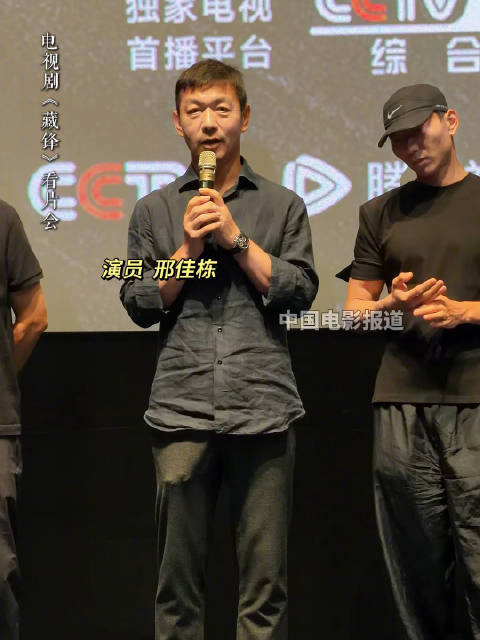 邢佳栋谈士兵突击二十年后，与段奕宏等再聚首新剧藏锋