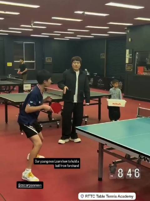梁靖崑来到澳大利亚选手林蓄琪创办的悉尼RTTC乒乓球学院指导青少年选手