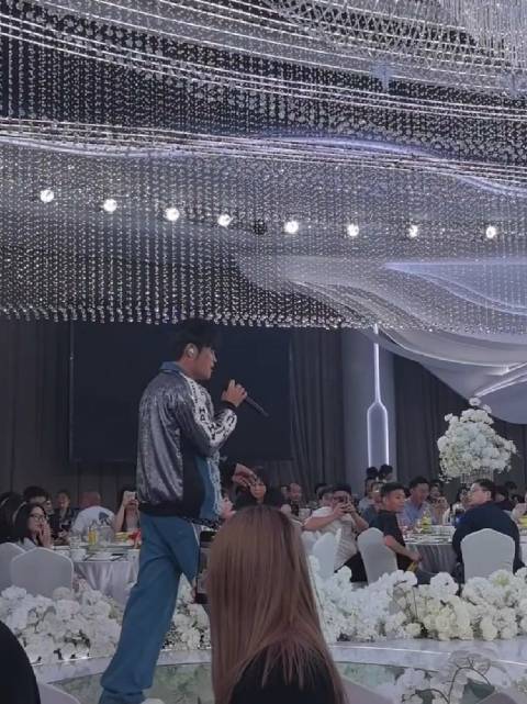 天王级别的歌手，居然接这种婚礼商演？这个应该是模仿周杰伦的吧！