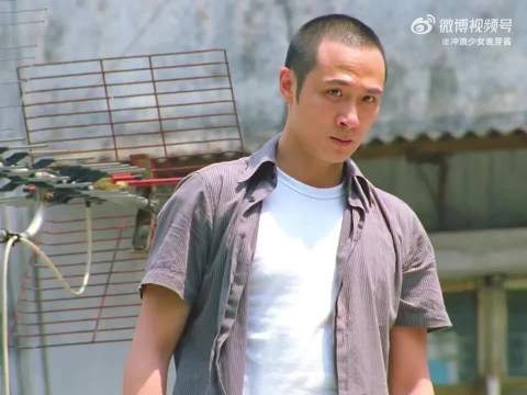 男人本想逃跑，却惊恐地发现杀手就在下面