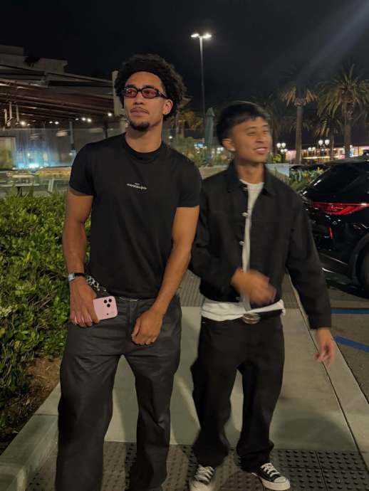 麦凯恩分享休赛期动态：满满的生活 一车队友还有VJ、塔图姆和佩奇点赞