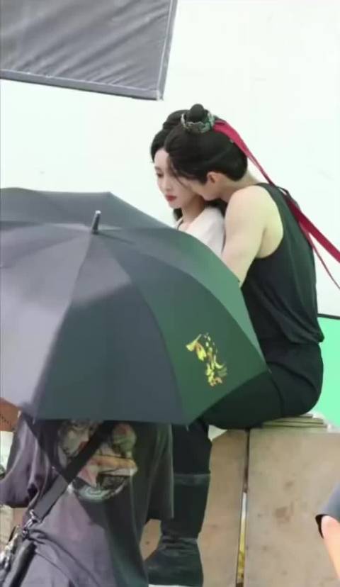何与在孟子义身后掏出板子垫坐