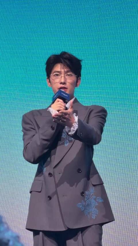杨洋娇兰生图斯文矜贵，三十多岁少年感依旧
