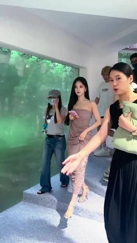 李一桐紫色长裙生图，骨相好气质清冷