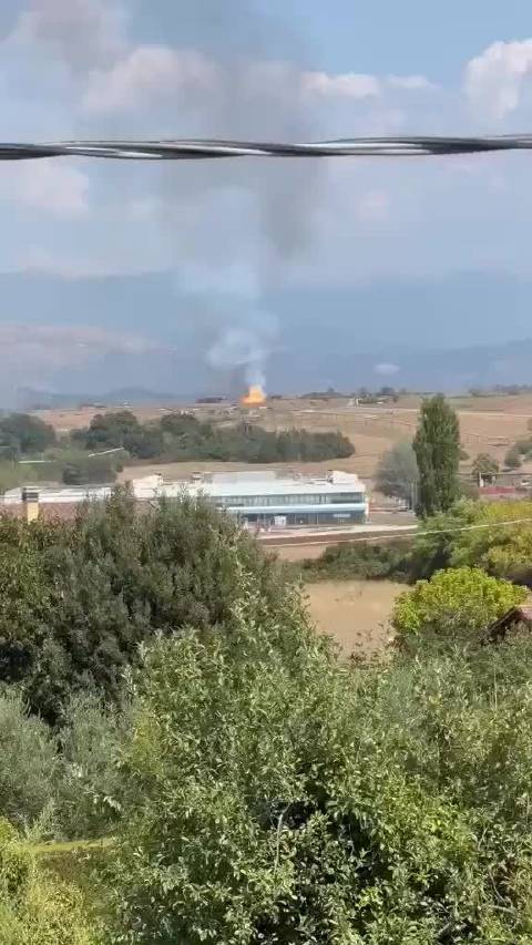 意大利罗马附近军工厂火灾后爆炸，腾起巨大蘑菇云