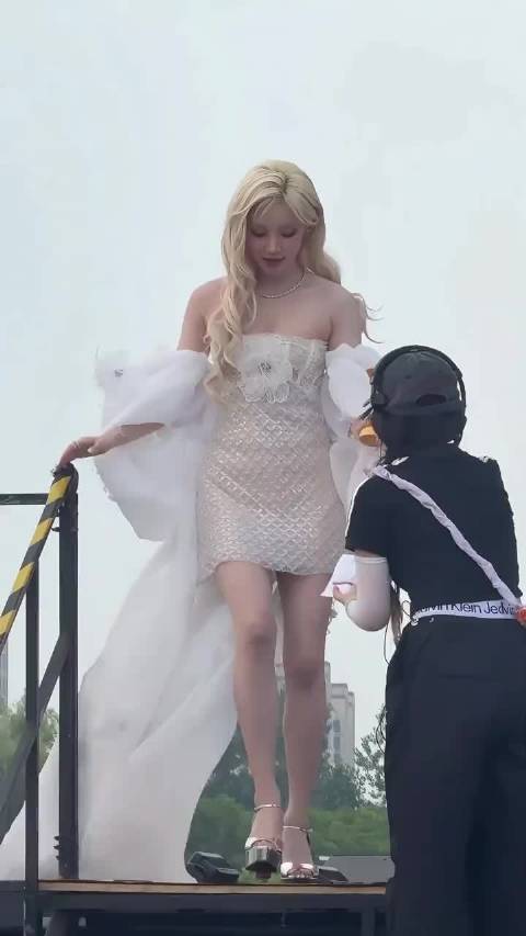 宋雨琦下楼这两步，是不是走到你心里了