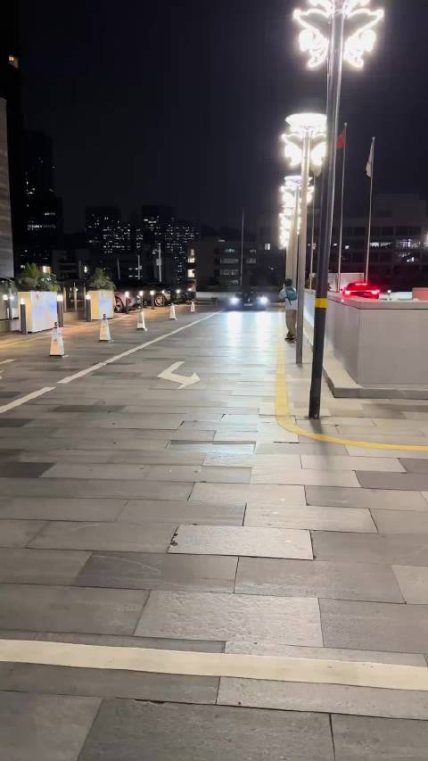 深圳上牌阿斯顿马丁女武神，板砖路快行恐伤底盘